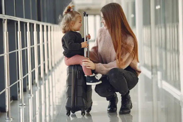 Dicas para Economizar na Primeira Viagem Solo com um Bebê